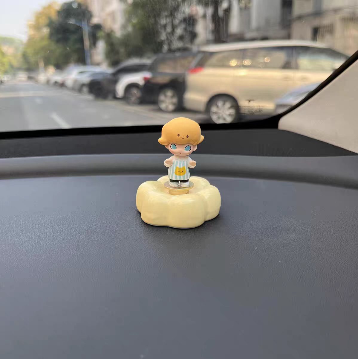 Cute Cloud Base Character Figurine — Car Dashboard & Desk Decor Collection