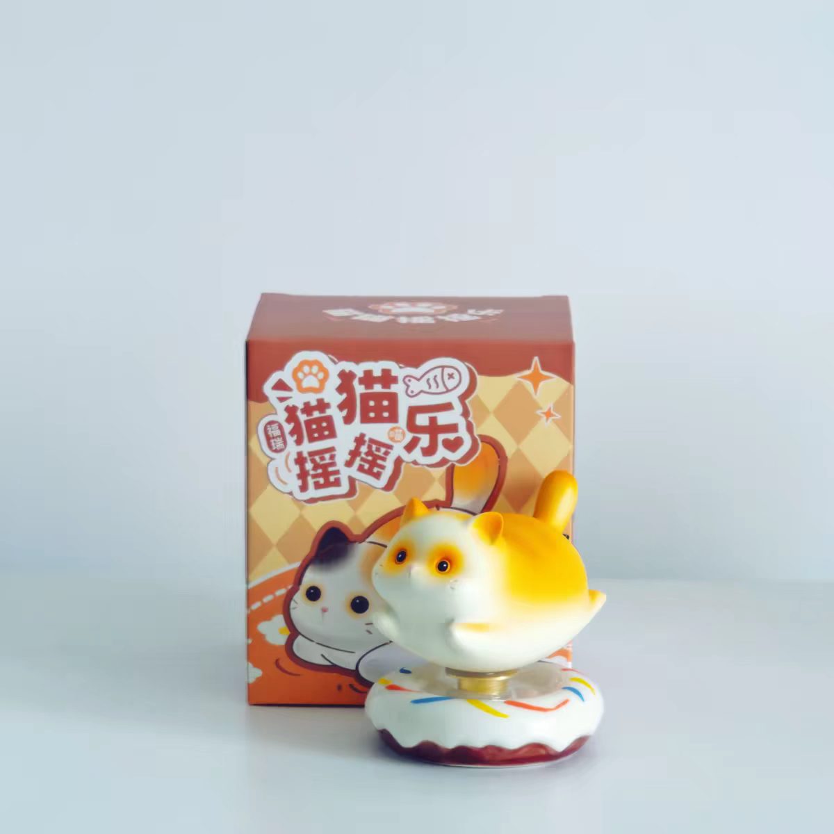 Chubby Cat Spinning Bobblehead Figurine — Donut Base & Cloud Base Desk Decor 「猫猫摇摇乐」