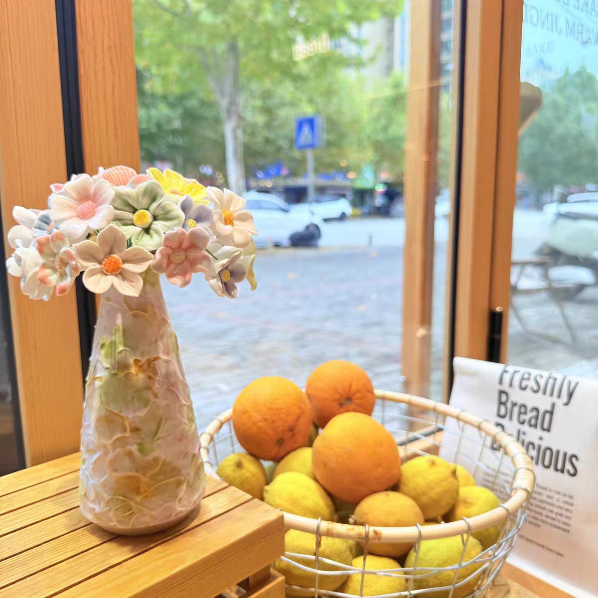 Jingdezhen Ceramic Café Window Bouquet — Petal-Relief & Mosaic Glaze Vase Collection