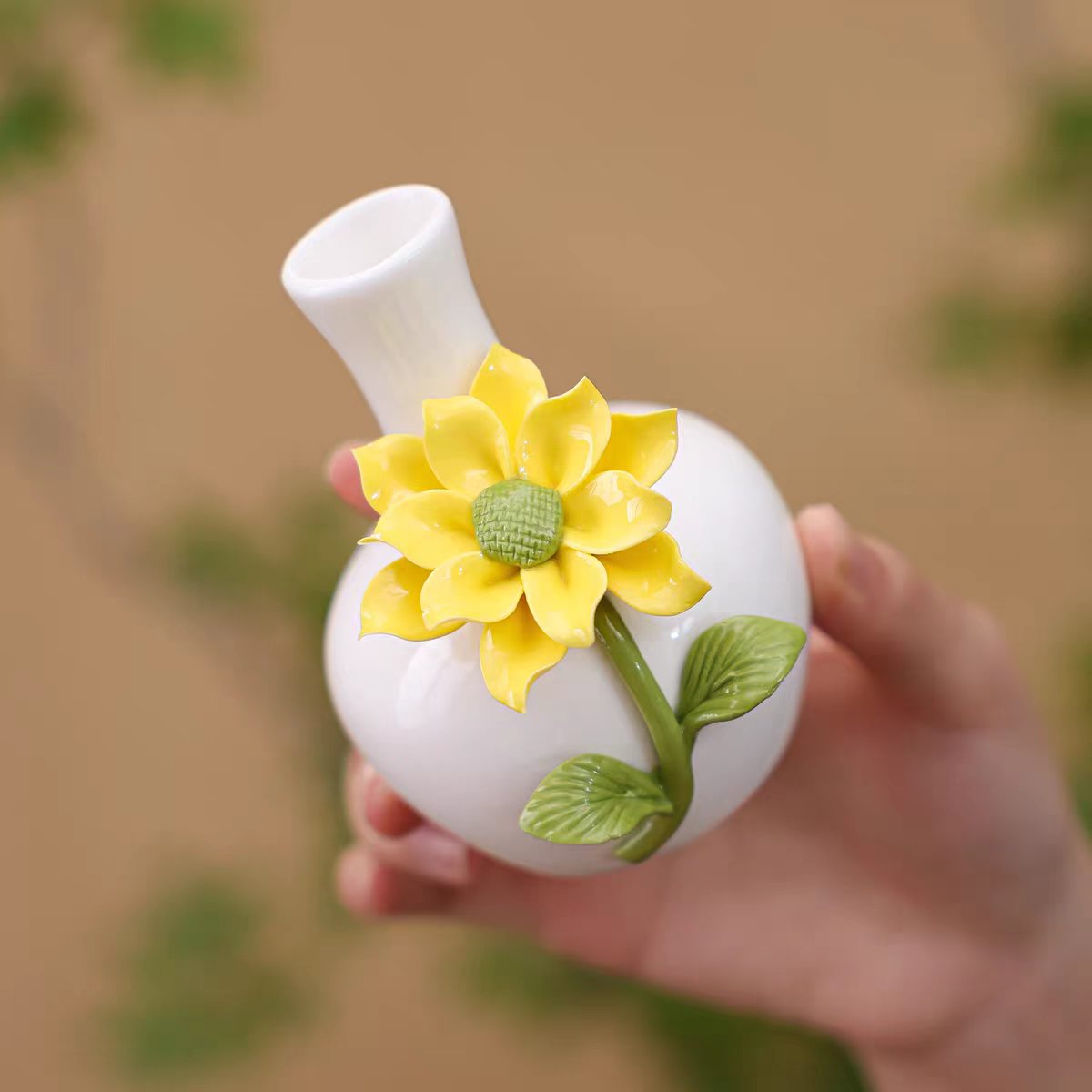 Jingdezhen White Porcelain 3D Sunflower Relief Vase with Sunflower Arrangement — 7.5×5.2×16.3 cm