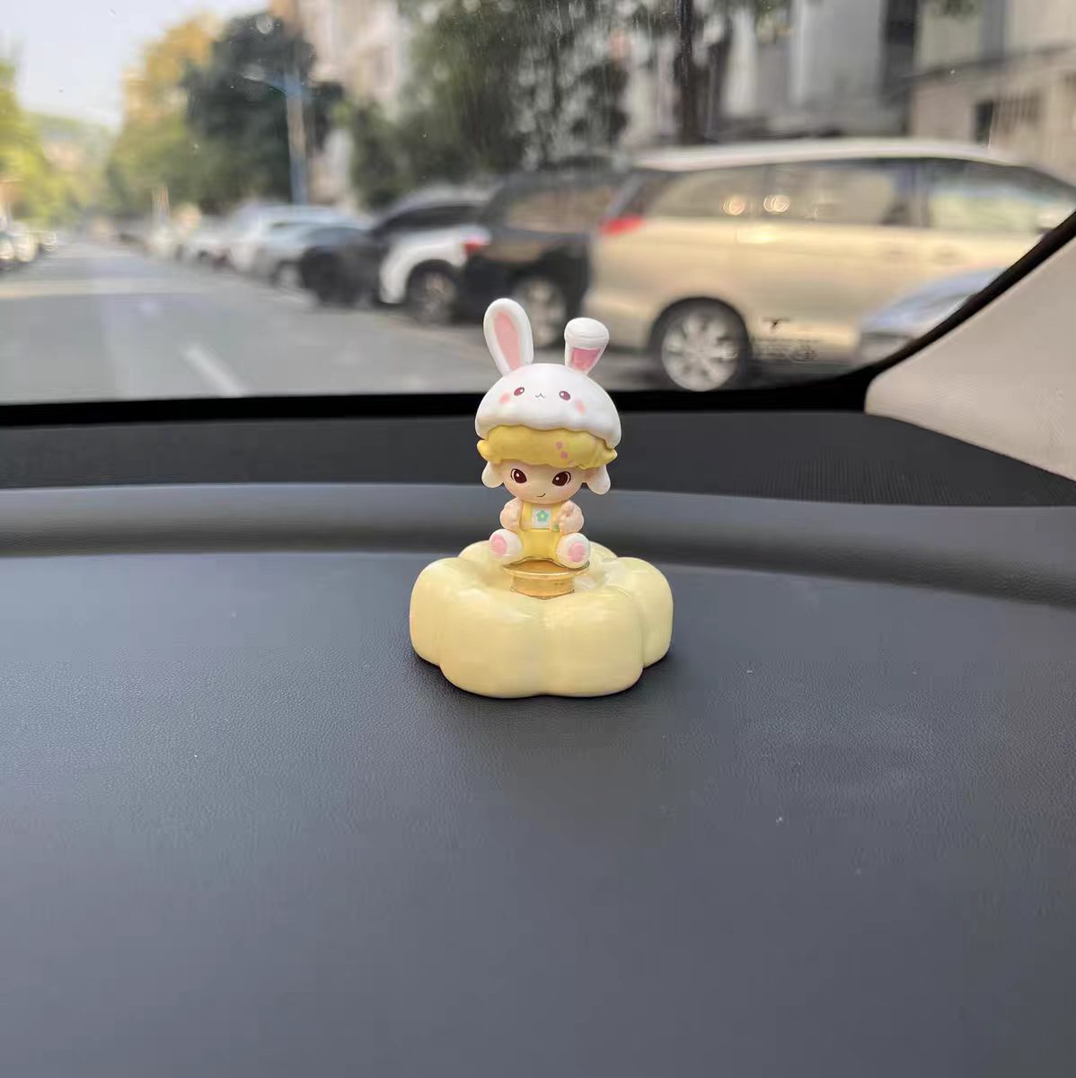 Cute Cloud Base Character Figurine — Car Dashboard & Desk Decor Collection